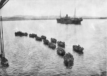 Australische Truppen werden in Leichtern an Land gezogen, um am Anzac Cove, Gallipoli, zu landen. Im Hintergrund ist das Transportschiff, 1915