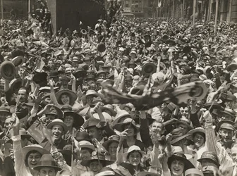 Menschenmenge in Martin Place, Sydney, feiert die Nachricht von der Unterzeichnung des Waffenstillstands, 11. November 1918