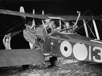 Leutnant (Lt) Stanley George Brearley, Pilot, und Lt Robert Harold Taylor, Beobachter, von Nr. 69 Staffel (Australisch), Royal Flying Corps (RFC), starten zu einem Nachtbombenangriff vom Flugplatz