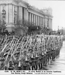 Männer des AIF marschieren am Parlamentsgebäude in Melbourne, Vic, vorbei, ihre Gewehre mit aufgepflanzten Bajonetten über den Schultern, vor dem Einschiffen für den Auslandseinsatz, ca. August 1914
