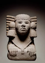 Aztekische Zivilisation: Steinstatue, die die Gottheit des aztekischen Wassers Chalchiuhtlicue darstellt