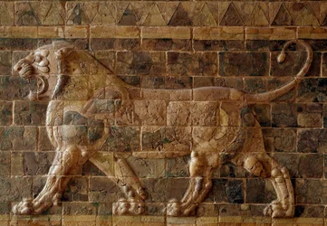 Die unter der Herrschaft Nebukadnezars II. (605-562 v. Chr.) errichtete Prozessionsstraße von Babylon: Detail des Ischtar-Tors mit einem aus Ziegeln gefertigten Mosaiklöwen. Babylon, Irak. Paris. Louvre