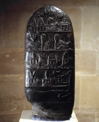 Orientalische Antike: Stele (oder Kudurru, Urkunde einer Landschenkung) aus schwarzem Kalkstein, geschnitzt mit Basreliefs des Königs Meli-Shipak (oder Melishipak) II. (1186-1172 v. Chr.) zugunsten seines Sohnes Marduk-apla-iddina. Sie stellen die großen