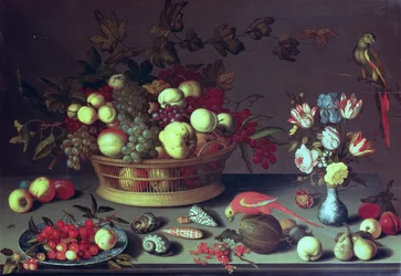 Ein Korb mit Trauben und anderem Obst