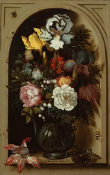 Schwertlilien, Rosen, Maiglöckchen und andere Blumen in einer Glasvase in einer Nische