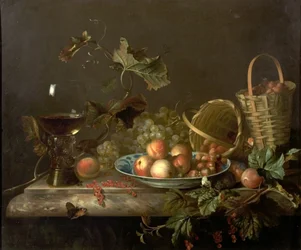 Fruchtstück mit Weinglas