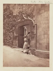 [Frau betritt Tor]
