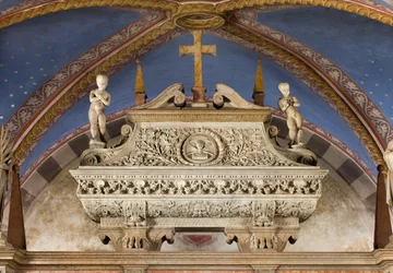 Krypta, Arche der Heiligen Marcellinus und Peter Exorzist, Sarkophag mit Statuen von St. Marcelino und St. Peter Exorzist, Benedetto Briosco 1506-08
