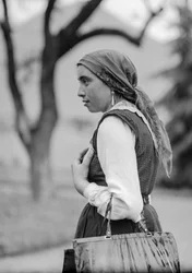 Landfrau in traditioneller konservativer Kleidung, wahrscheinlich Italien, aber möglicherweise Türkei