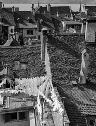 Giebelhäuser und Wäsche, die auf alten italienischen Dorfhäusern trocknet