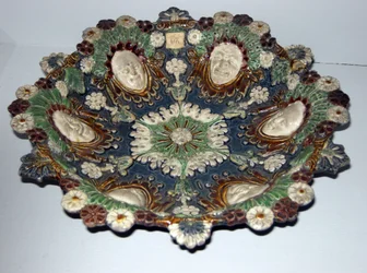 Schale mit grotesken Gesichtern (Faience)