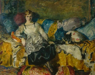 Frau mit Hund auf dem Sofa