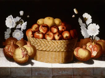 Äpfel in einem Weidenkorb, Granatäpfel und Stockrosen auf einem drapierten Sims
