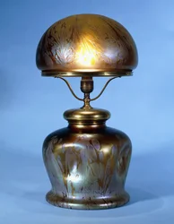 Seltene Loetz-Tischlampe mit Messingmontierung