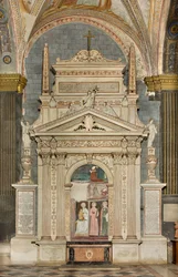 Nordquerhaus, Altar des Erzengels Michael, hinter dem Altarbild die Fresken von Bonifacio Bembo, Jungfrau und Kind, Heilige Aquilina und Heilige Katharina von Alexandria, oben Symbol der Demut