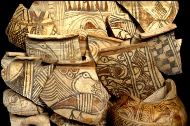 Philistäische Keramik, verziert mit typischen farbigen Darstellungen von Fischen und Vögeln, aus Tel Kasil, Israel, ca. 1099-900 v. Chr.