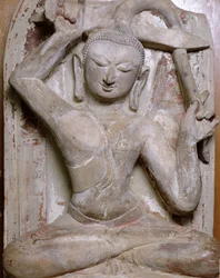 Sitzender Buddha schneidet sich die Haare