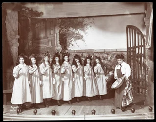 Eine Szene aus einer Amateuraufführung eines Stücks namens Angelina, Die verwaiste Erbin, präsentiert am Barnard College, New York