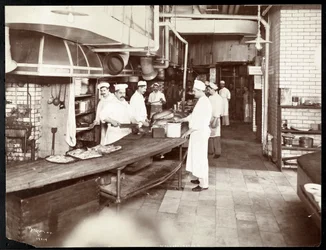 Köche arbeiten in der Küche des Waldorf Astoria Hotels an der 34th Street und 5th Avenue, New York, 1903 oder 1904