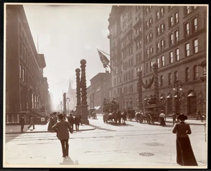 Dekorationen für die Dewey-Parade vor dem Waldorf Astoria Hotel in der 33rd Street und 5th Avenue, New York, 1899