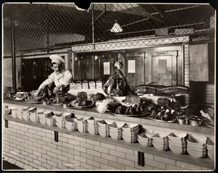 Auslage von kaltem Fleisch in der Küche des Commodore Hotels, 1919