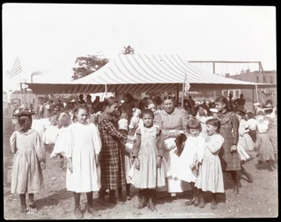Gruppe von Mädchen und einer Frau im Hudson Bank Gymnasium und Spielplatz, 53rd Street und 11th Avenue, New York