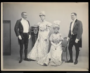 Gruppenporträt von Sydney Dillon Ripley mit drei anderen auf dem James Hazen Hyde Ball, New York, 31. Januar 1905