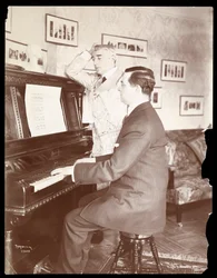 Kyrle Bellew und Freund am Klavier in Bellews Haus, 1908