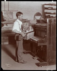 Mann arbeitet in der Hardman, Peck und Co. Klavierfabrik, New York, 1907