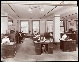 Männer und Frauen in einem offenen Büro bei Parke, Davis und Co., Chemiker, Hudson und Vestry Streets, New York, 1910