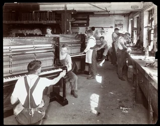 Männer bei der Arbeit in der Hardman, Peck und Co. Klavierfabrik, New York, 1907