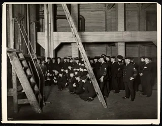 Matrosen der U.S.S. „Maryland“ besichtigen den Heizofen bei einem Rundgang durch das Hotel Commodore, 1922