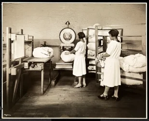 Zwei afroamerikanische Frauen wiegen Wäschesäcke in der Carolyn Laundry in East Harlem, New York, 1928