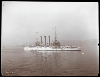 Ansicht eines Militärschiffs, vermutlich auf dem Hudson River in der Nähe von West Point beim Besuch von Prinz Louis von Battenberg, 1905