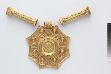 Achteckiger Anhänger und zwei Abstandshalter in Form korinthischer Säulen, 324-326 (Gold)