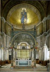 Byzantinische Architektur: das Presbyterium. Der Hauptaltar, das Ziborium mit Alabastersäulen (zwischen dem 5. und 13. Jahrhundert), die Kapitelle (12. Jahrhundert) und die Pala d