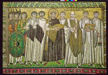 Kaiser Justinian I. und sein Gefolge von Beamten, Wachen und Klerikern, ca. 547 n. Chr. (Mosaik)