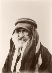 Porträt von Scheich Khalil Senaah (vor einer Wand) in Kerak, ca. 1895-99