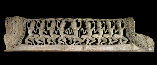 Künste der Khmer (Ferner Osten). Unteres Giebelfeld: neun tanzende Apsaras. Flachrelief in Gres, spätes 12. - frühes 13. Jahrhundert. Bayon-Stil. aus Kambodscha, Bayon-Tempel. Paris, Musée Guimet - Musée national des Arts Asiatiques.