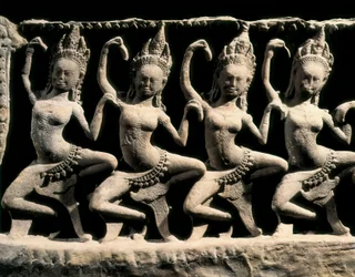 Hinduistische Mythologie: die Apsaras, sehr junge und schöne Wesen, die an Indras Hof tanzten