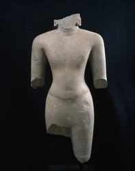 Torso einer Gottheit (wahrscheinlich Vishnu), ca. 7. Jahrhundert