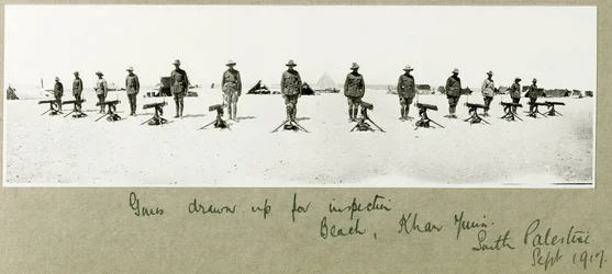 Zur Inspektion aufgestellte Kanonen am Strand, Khan Yunis, September 1917