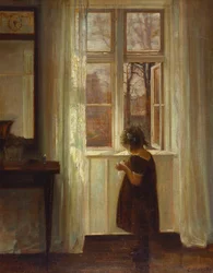 Ein Mädchen am Fenster stehend