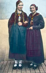 Österreich, Porträt von zwei jungen Frauen aus Kärnten, Bilddatum: ca. 1920