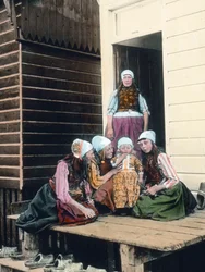 Niederlande, Porträt einer niederländischen Familie. Stolze Mutter mit ihren vier Töchtern. Bilddatum: ca. 1920. Carl Simon Archiv