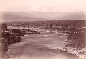[Mount Hood von The Dalles, Oregon, aus gesehen]