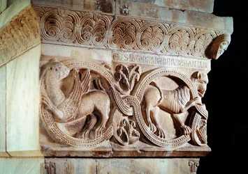 Kapitel mit Schnitzereien von Verschlingungen und Greifen