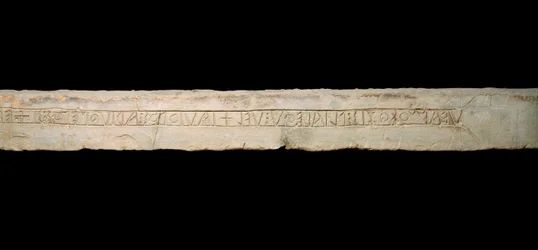 Keltische Kunst: „Huldigung an die Gottheiten“ Gravierte Inschrift im keltischen Alphabet (Ogham). Ende 6. Anfang 5. Jahrhundert v. Chr.