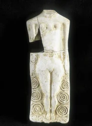 Frau mit drei Brüsten. Statuette des keltischen Töpfers „Rextuguenos“ mit Signatur und Radsymbolen, angefertigt für ein Lararium (Gebetsstätte in einer römischen Villa); er ist der einzige bekannte armorikanische Töpfer