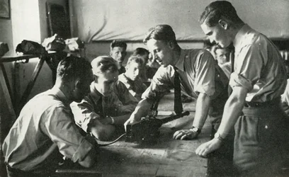 RAF-Personal lernt über Waffen, 1941
